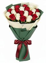 Букет Микс из красных и белых роз в Нижней Салде