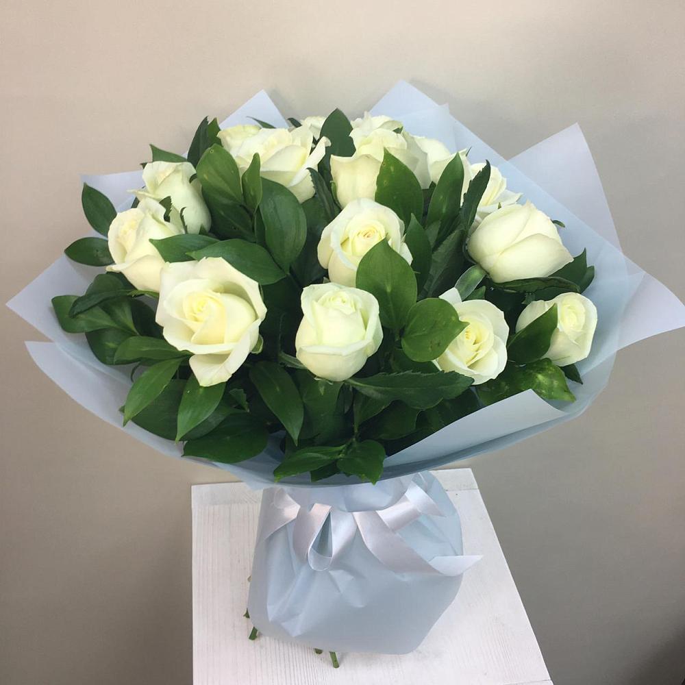 Букет 15 Белых роз Проуд в Нижней Салде