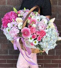 Композиция солнечный день в Нижней Салде Цветочная композиция из Розы, Хризантемы, Пионы и Лизиантусы в корзине в Нижней Салде
