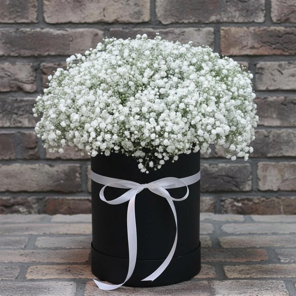 Цветочная композиция из Гипсофила в шляпной коробке в Нижней Салде