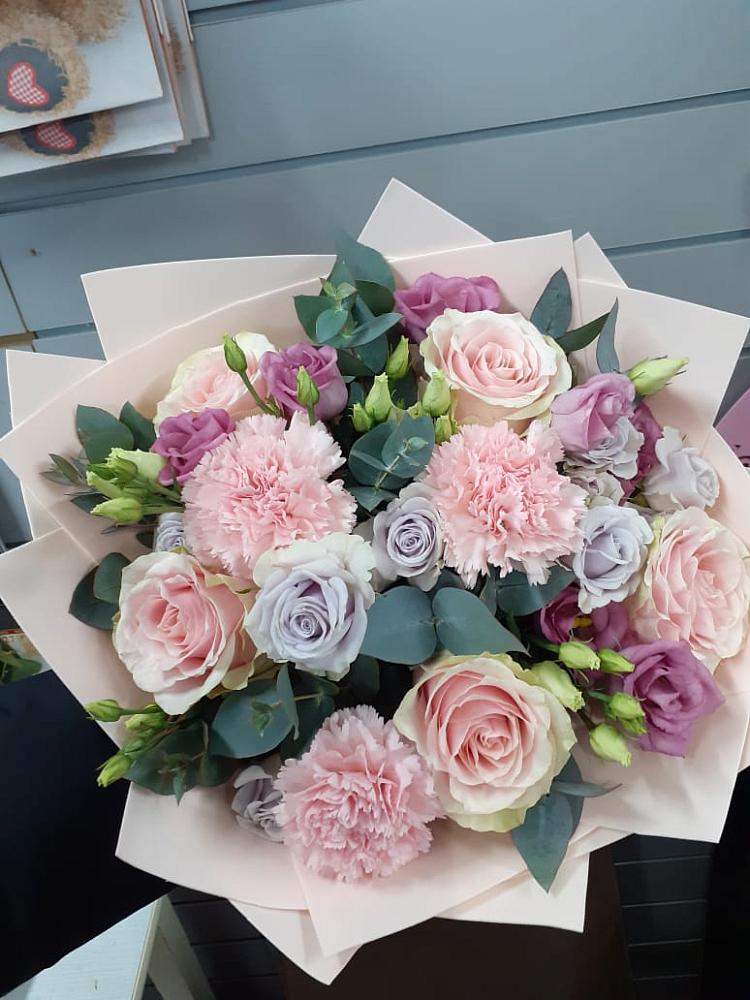 Букет цветов из: Розы, Гвоздики и Лизиантусы в Нижней Салде