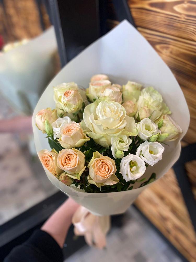 Букет цветов из: Розы и Лизиантусы в Нижней Салде